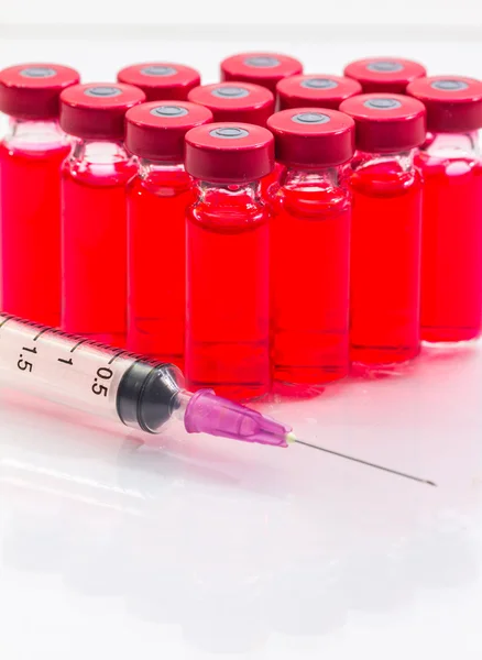 A vacina e uma seringa hipodérmica — Fotografia de Stock