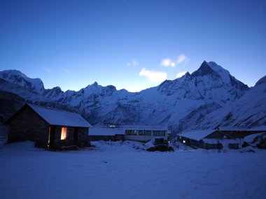 Kış gecesi parlak ay ile