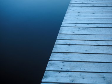 Göl kenarında ahşap iskele