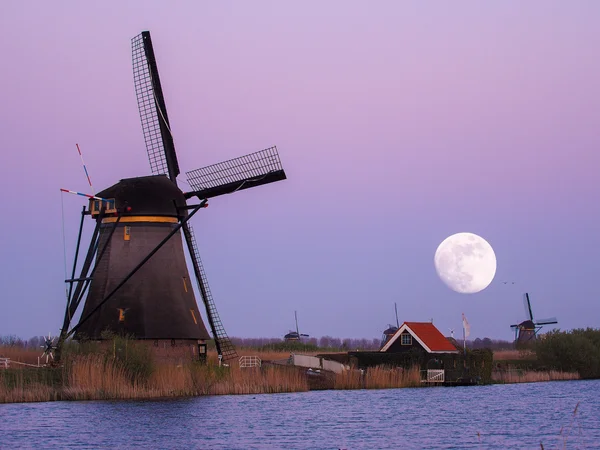 Canal Kinderdijk con molinos de viento —  Fotos de Stock