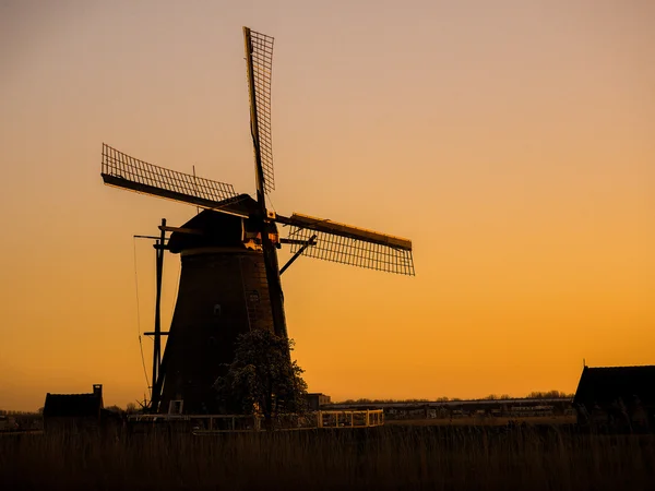 Canal Kinderdijk con molino de viento —  Fotos de Stock