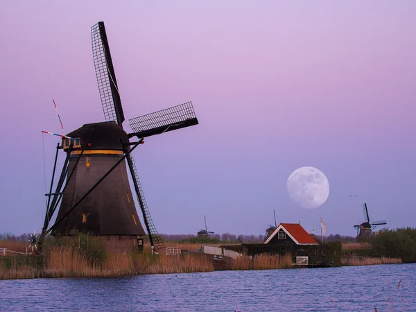 Canal Kinderdijk con molinos de viento —  Fotos de Stock