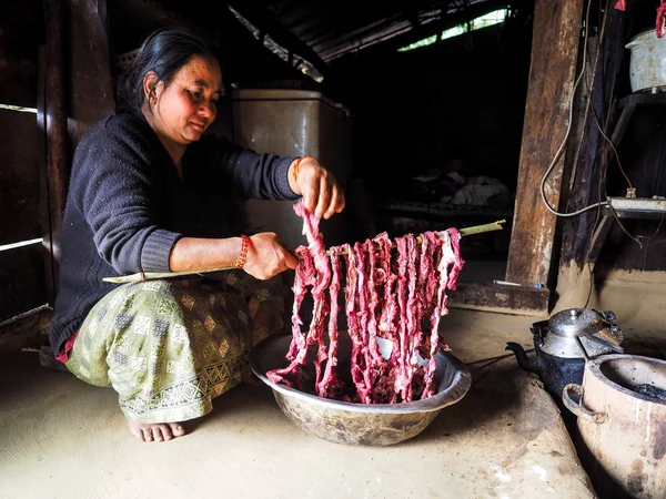 Mujer secando carne de búfalo — Foto de Stock