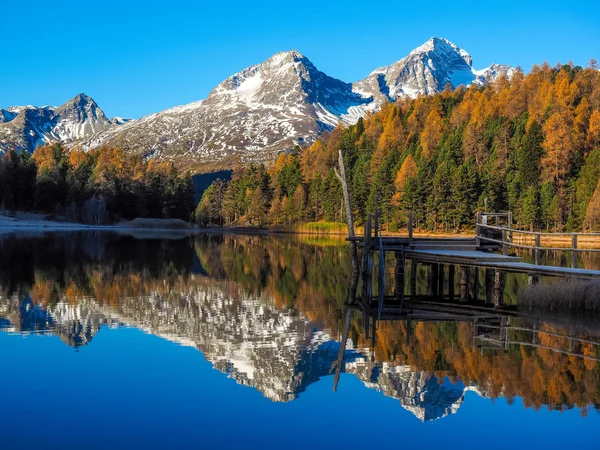 Reflecties over lake Lej da Staz — Stockfoto