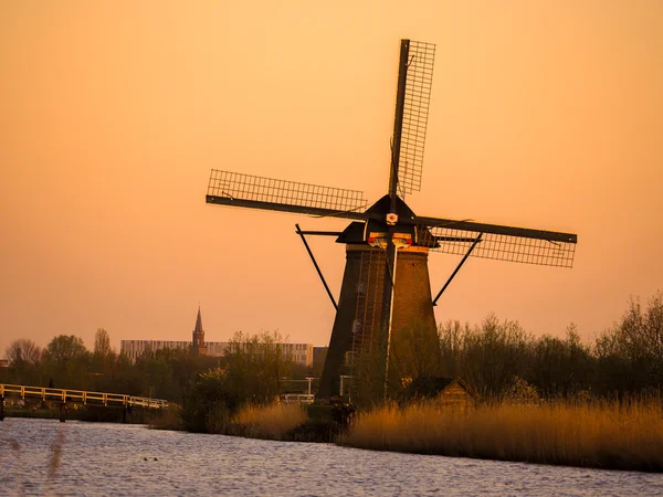 Canal Kinderdijk con molino de viento —  Fotos de Stock