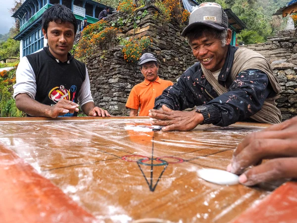 Uomini del posto che giocano a Carrom — Foto Stock