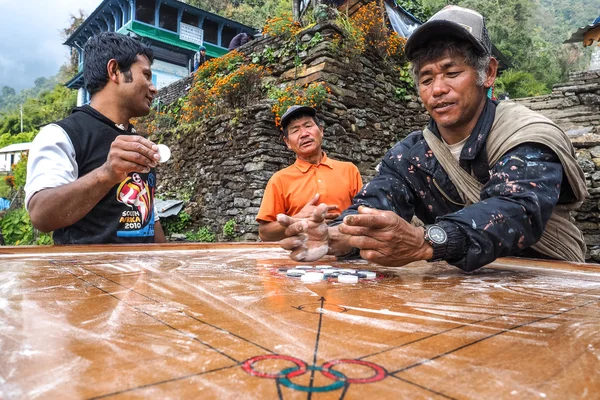 Místní muži hrající si Carrom — Stock fotografie