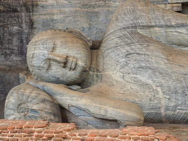 Schlafender Buddha in pollonaruwa — Stockfoto