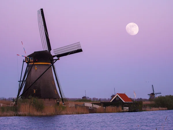 Kinderdijk kanał z wiatrakami — Zdjęcie stockowe