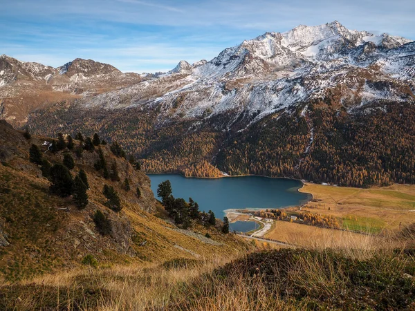 Lago nelle Alpi svizzere — Foto Stock