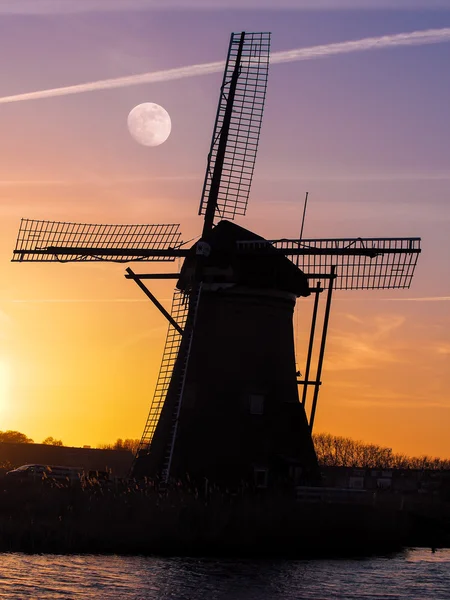 Canal Kinderdijk avec moulin à vent — Photo