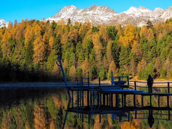 Reflecții de toamnă pe lac — Fotografie, imagine de stoc