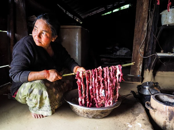 Mujer secando carne de búfalo — Foto de Stock