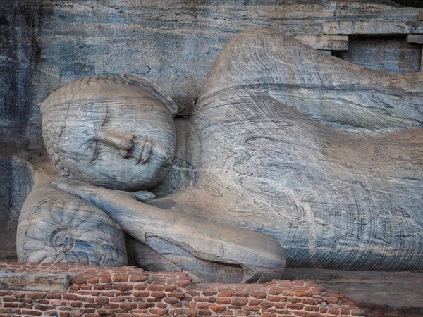 Schlafender Buddha in pollonaruwa — Stockfoto