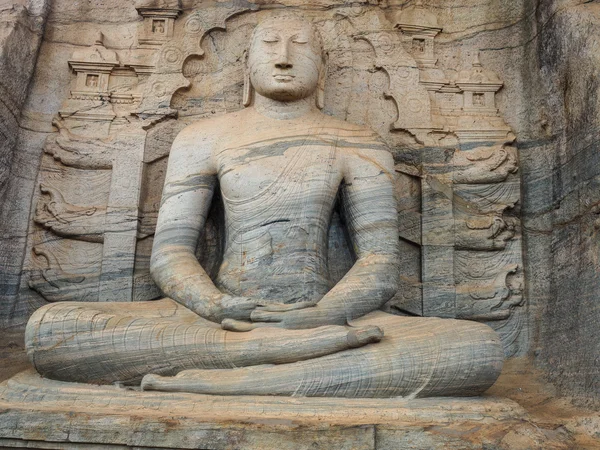 Boeddha standbeeld in polonnaruwa — Stockfoto