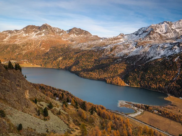 Lago nelle Alpi svizzere — Foto Stock