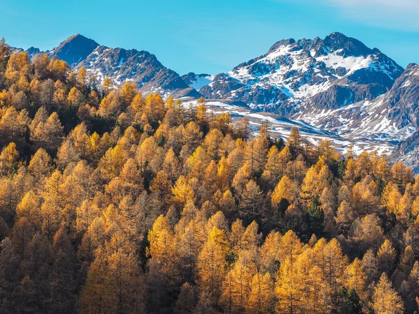 Montañas de Alpes en otoño Fotos de stock