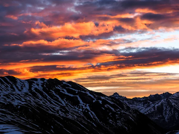 Valle alpino al atardecer Imágenes de stock libres de derechos