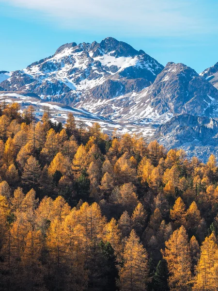 Montañas de Alpes en otoño Imagen de stock