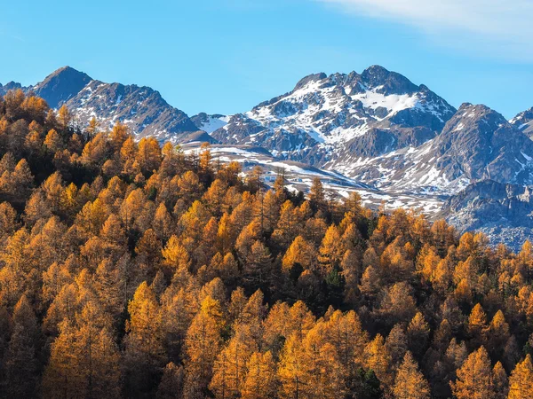 Montañas de Alpes en otoño Imágenes de stock libres de derechos