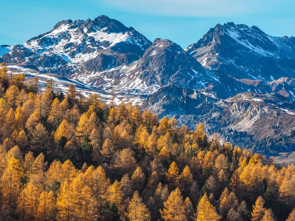 Montañas de Alpes en otoño Imágenes de stock libres de derechos