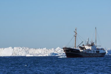 ship in front of Icebergs clipart