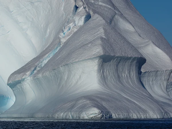 Enormt isberg i vatten — Stockfoto