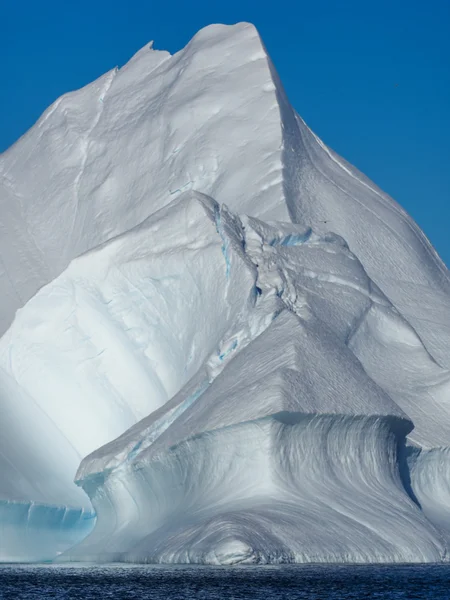 Огромный айсберг в воде — стоковое фото