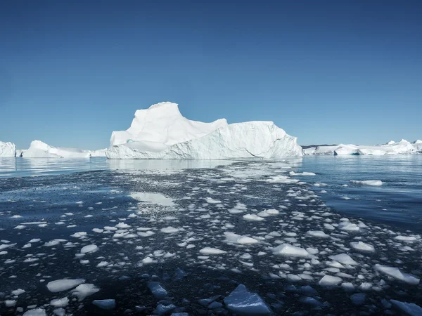 Enorme iceberg in acqua — Foto Stock