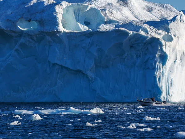 Łodzi przed Icebergs — Zdjęcie stockowe