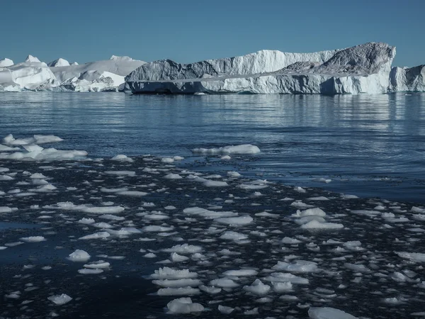 Enormes icebergs en el agua — Foto de Stock
