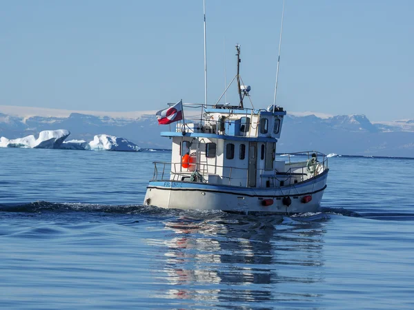 Buzdağları önünde gemi — Stok fotoğraf