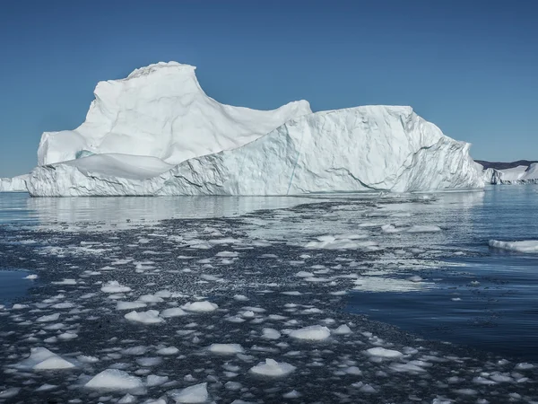 Riesiger Eisberg im Wasser — Stockfoto