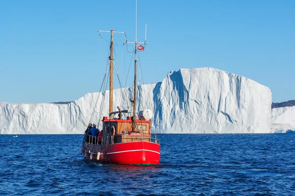 Barco vermelho na frente de Icebergs — Fotografia de Stock