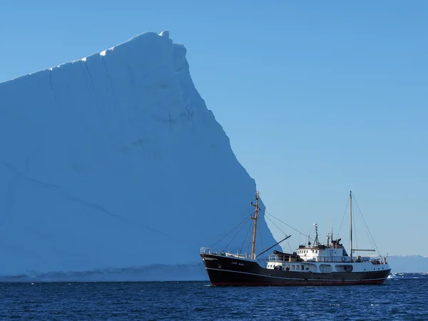 Ship in front of Iceberg — Stock Photo, Image