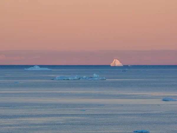 Айсберги необычных форм — стоковое фото