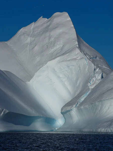 Iceberg enorme em água — Fotografia de Stock