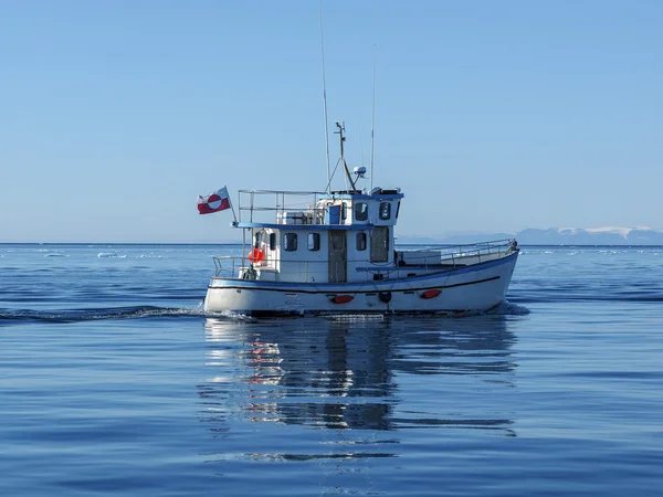 Barco frente a icebergs — Foto de Stock