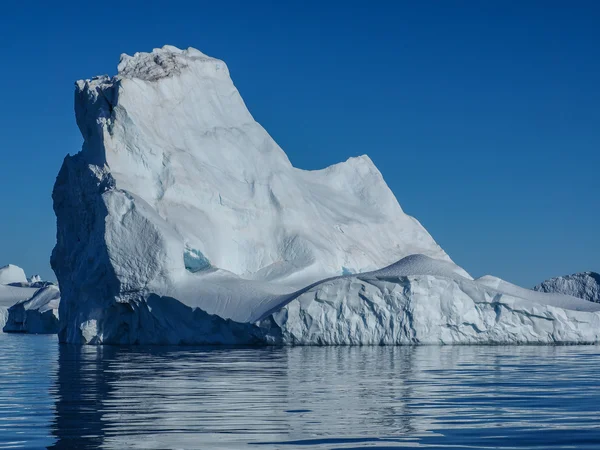 Enorme iceberg in acqua — Foto Stock