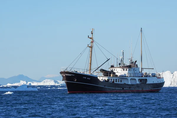 Schiff vor Eisbergen — Stockfoto