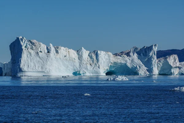 Icebergs énormes dans l'eau — Photo