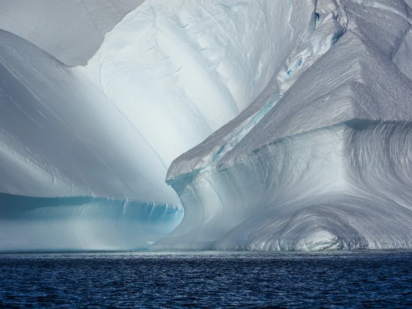 Huge iceberg in water — Stock Photo, Image