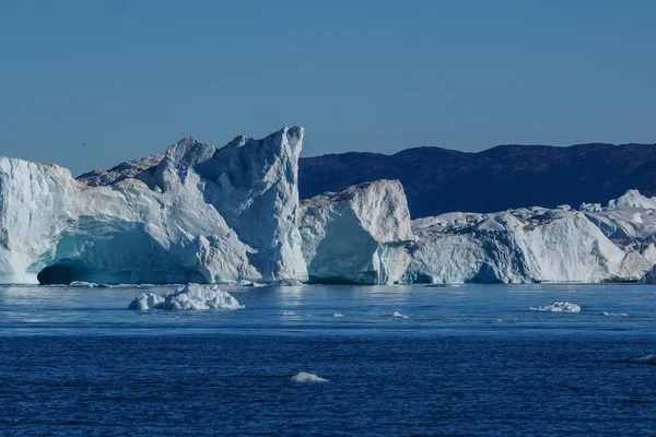 Icebergs énormes dans l'eau — Photo