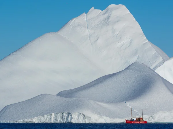 Barco rojo frente a icebergs —  Fotos de Stock