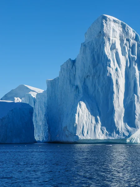 Iceberg énorme dans l'eau — Photo