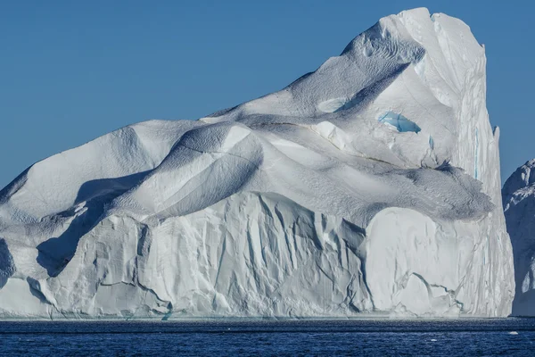 Enorme iceberg en el agua — Foto de Stock