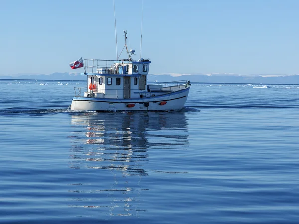 Barco frente a icebergs — Foto de Stock