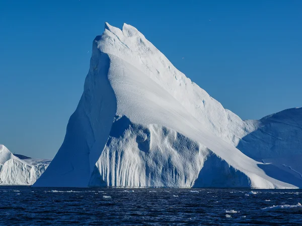 Iceberg enorme em água — Fotografia de Stock