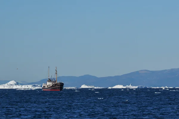Buzdağları önünde gemi — Stok fotoğraf