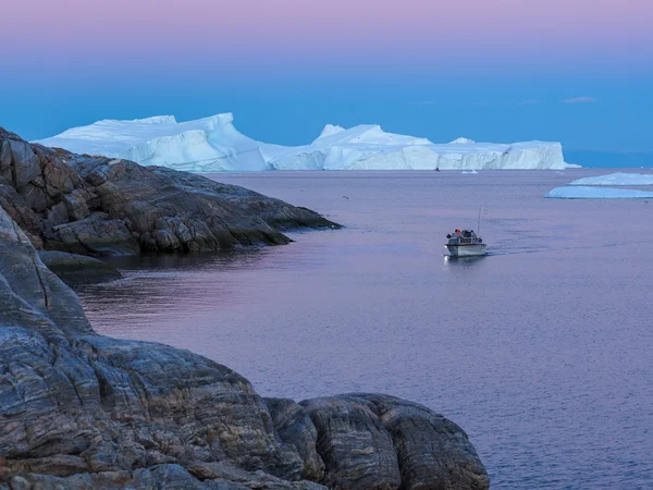 Barco a motor frente a icebergs — Foto de Stock